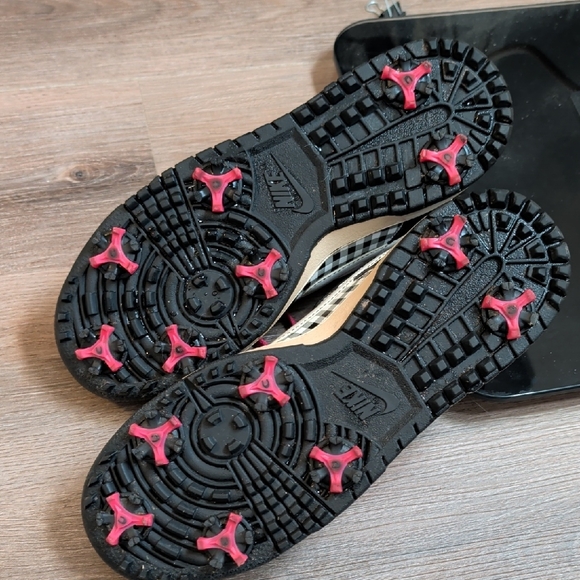 Nike Black and White Checkered Golf Shoes with Pink Accents - Picture 5 of 6